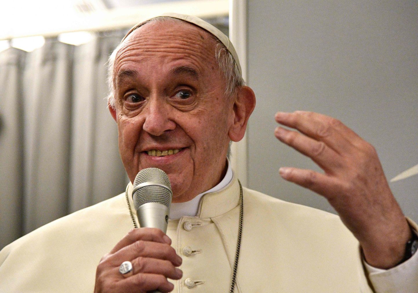 Paavst lennukis teel Vatikani kõnet pidamas.