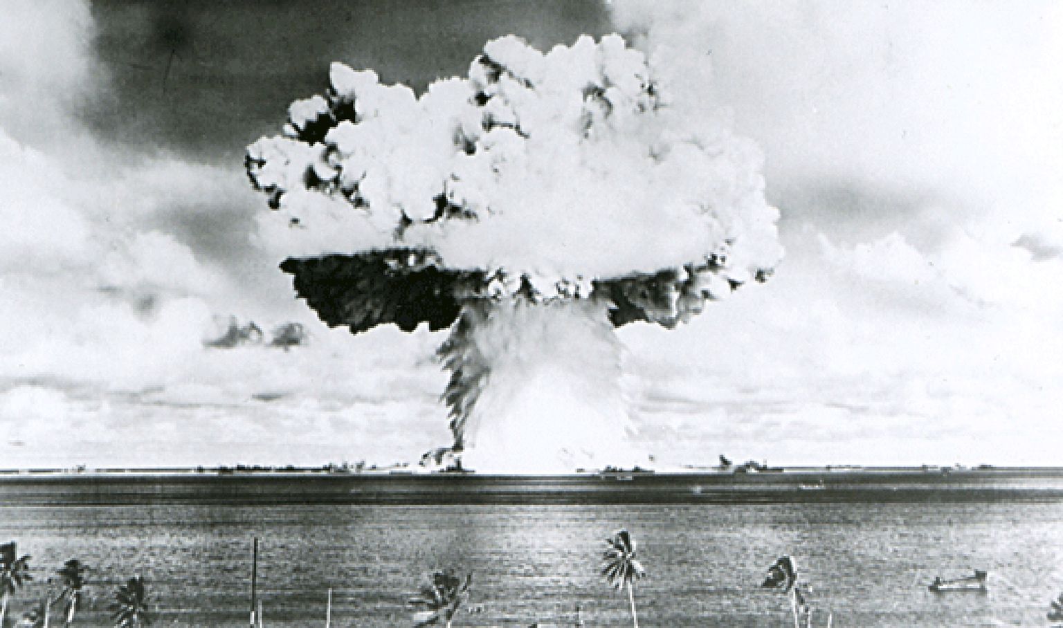 Operatsiooni Crossroads raames 1946. aastal Bikini atollis õhatud 63-kilotonnine lõhkepea.