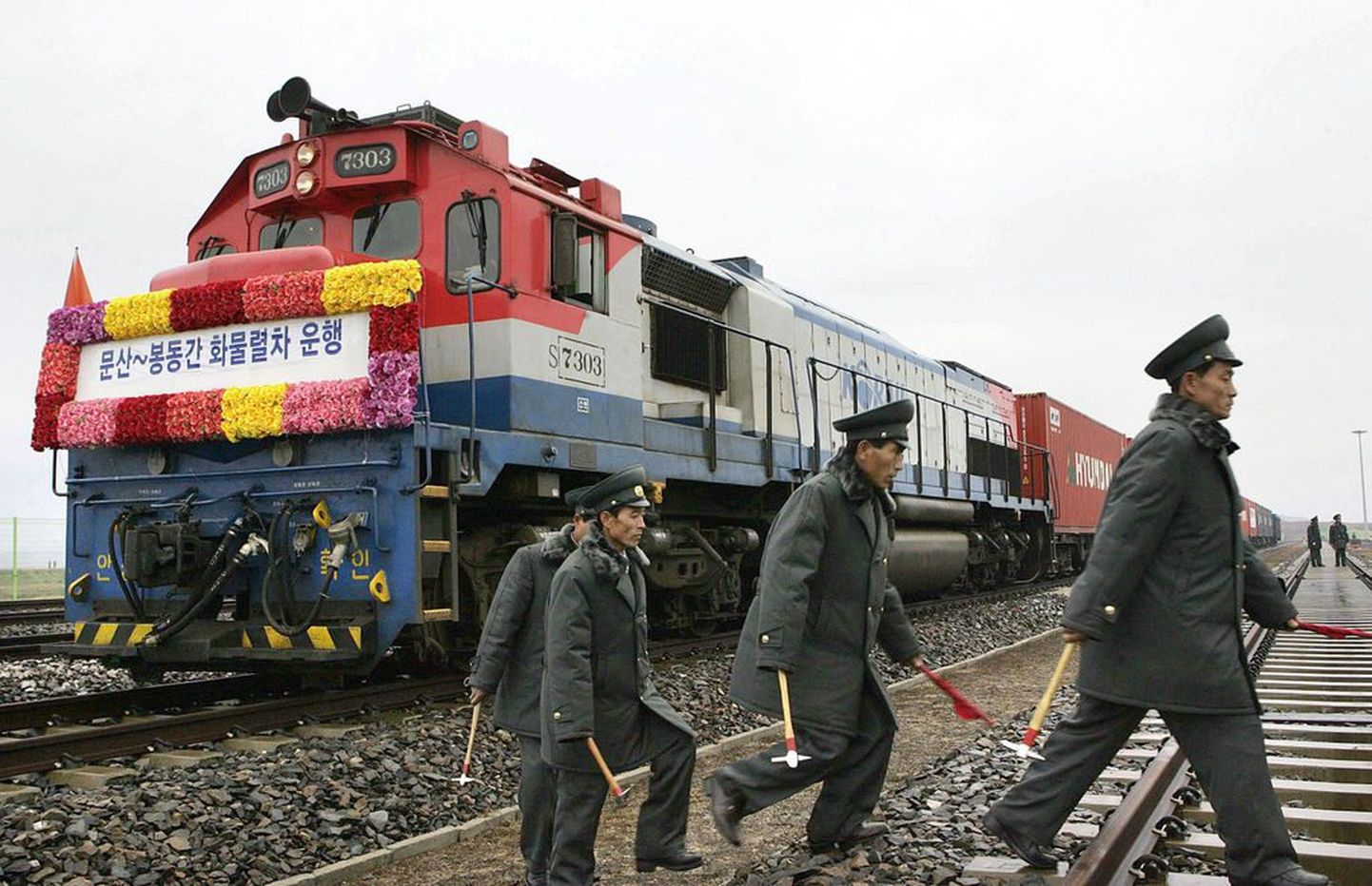 Põhja-Korea raudteeametnikud sammumas mööda kaubarongist