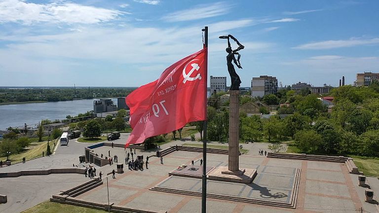 В конце мая российские оккупационные власти Херсона установили в центре города реплику советского знамени Победы