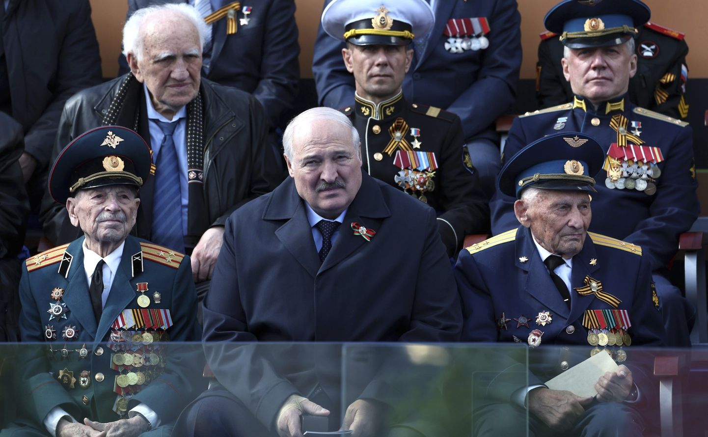 Valgevene režiimi juht Aljaksandr Lukašenka jälgib 9. mail Moskvas võidupüha paraadi