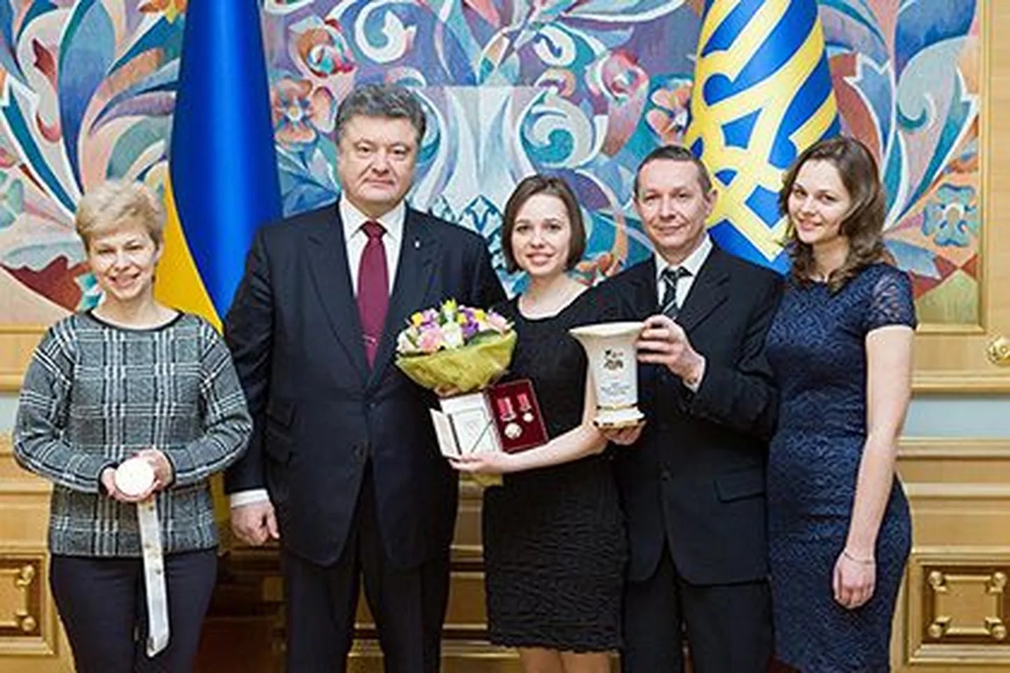 Второй справа - Петр Порошенко, в центре - Мария Музычук.