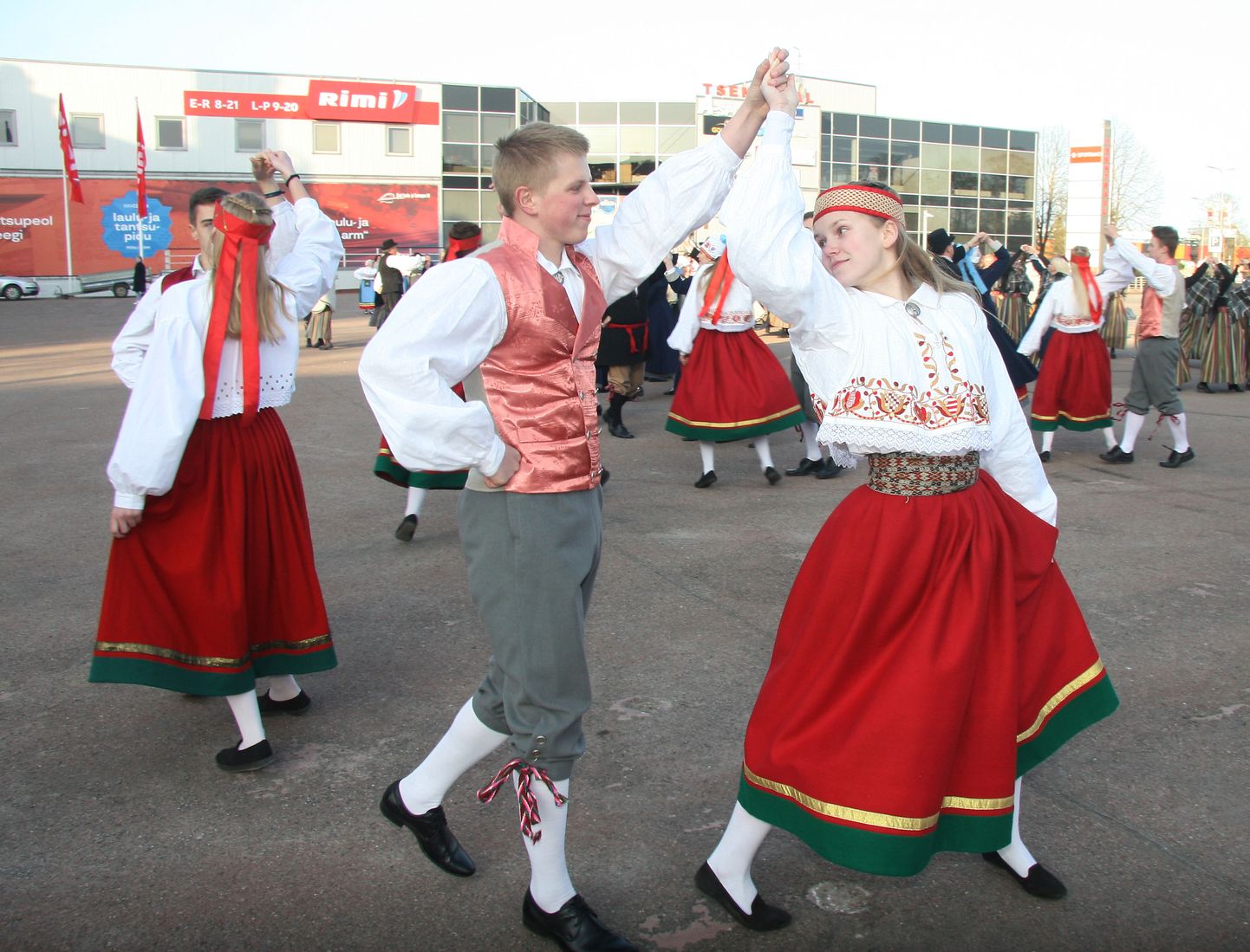 В Йыхви и остальной Эстонии в этот день сосредоточились на народных танцах