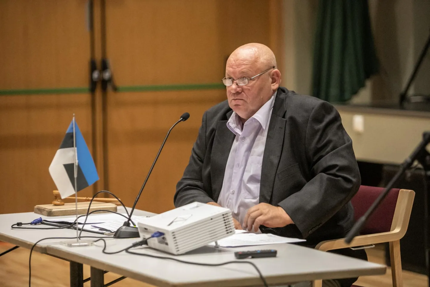 Saarde vallavolikogu esimehe Kalle Songa sõnutsi ei ole kõigi volinike nakatumise allikas teada.