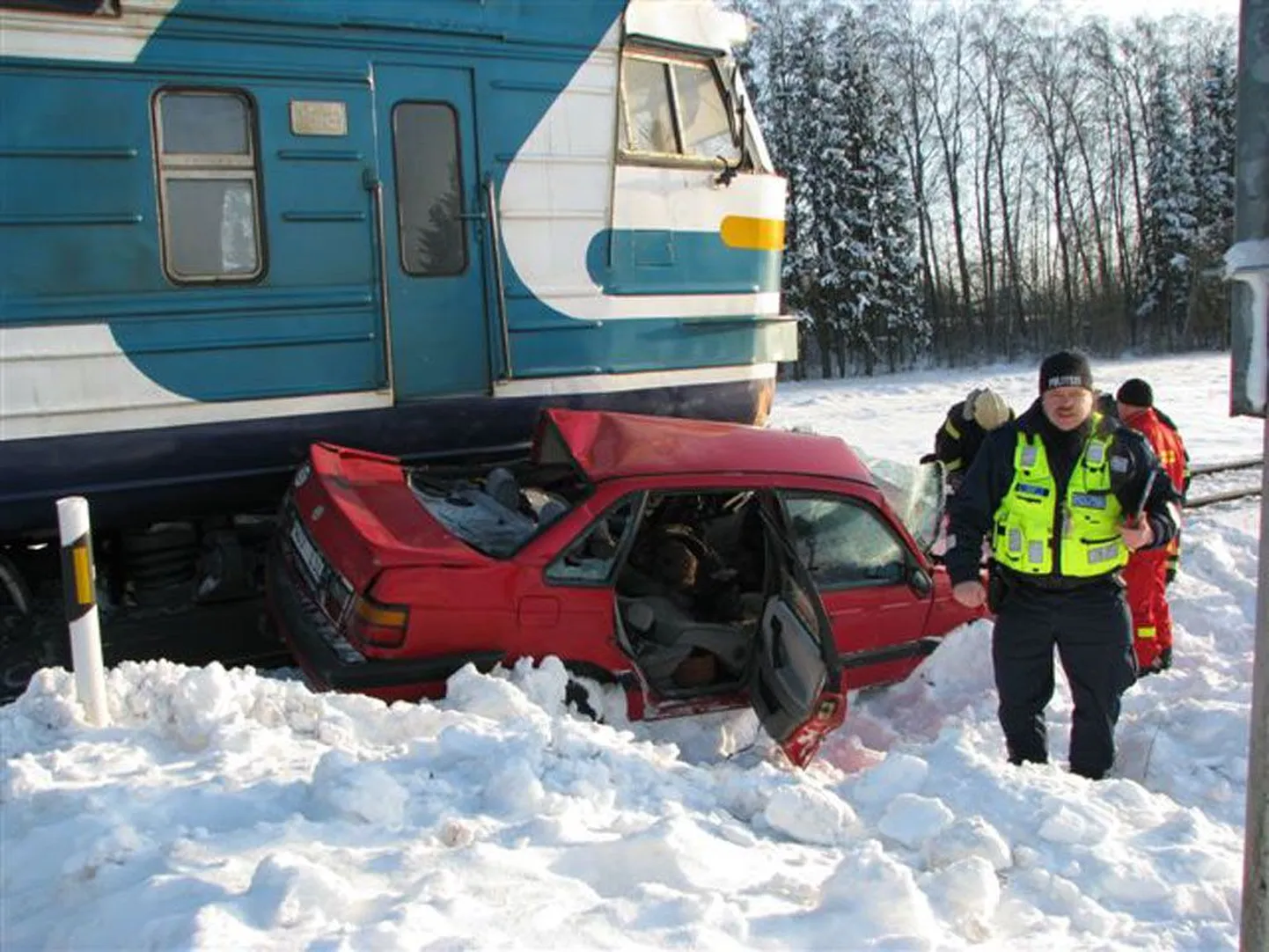 Rongile ette sõitnud Volkswagen Passat paiskus kokkupõrkekohast mitmesaja meetri kaugusele.