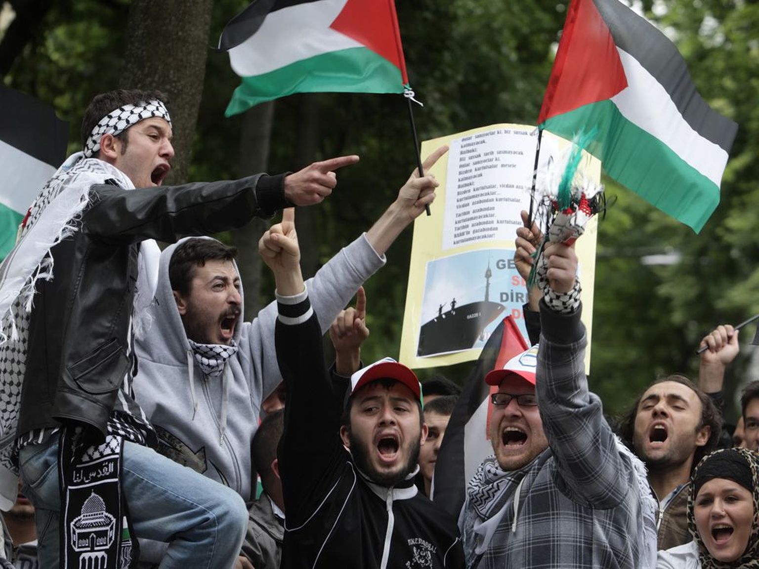 Nagu mujalgi Euroopas, skandeerisid üleeilse haarangu pärast vihased meeleavaldajad eile Viinis Iisraeli saatkonna juures juudiriigivastaseid loosungeid ja lehvitasid Palestiina lippe.
