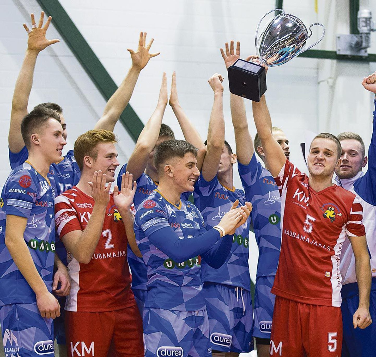 Karikafinaalis suurepärast mängu näidanud Pärnu meeskond võis pärast võitu tähistada.