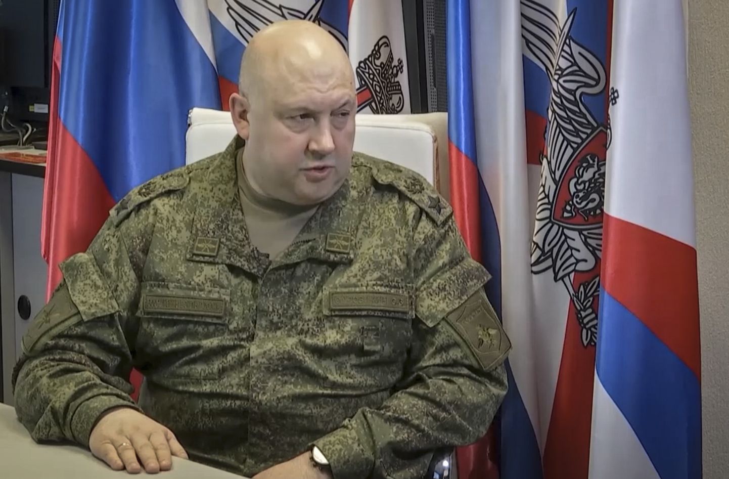 Среди тех, кого задержали сотрудники ФСБ, оказался командующий Воздушно-космическими силами РФ, замкомандующего российскими войсками в Украине генерал армии Сергей Суровикин.
