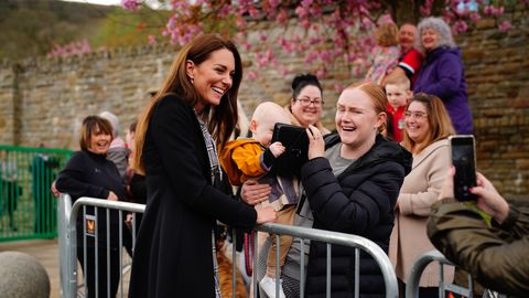 FOTOD JA VIDEO ⟩ «Ma tulen selle järgi tagasi!» Kate Middleton lasi beebil oma käekotiga mängida