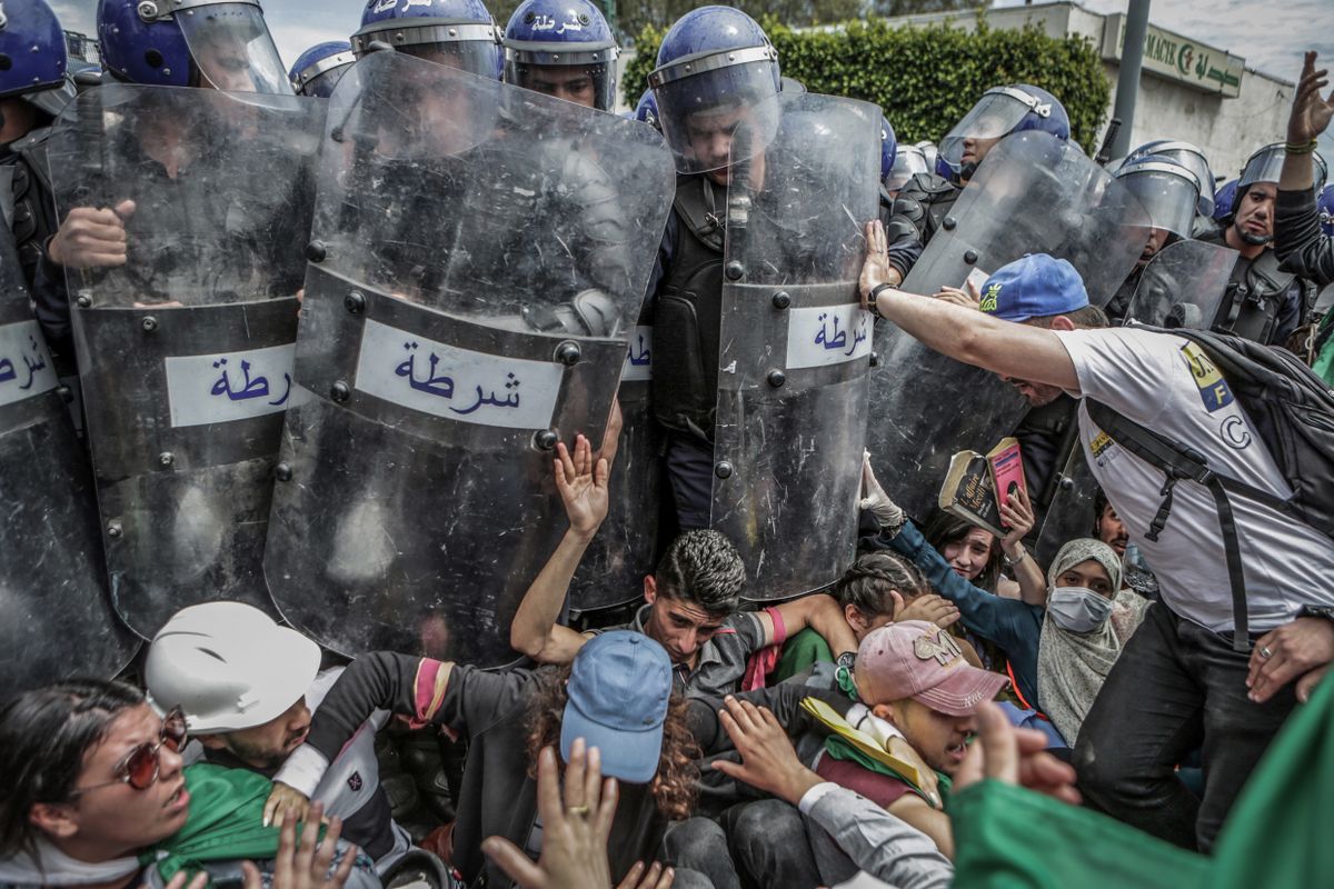 Õpilased rüselevad märulipolitseiga Alžiiris 21. mail 2019.