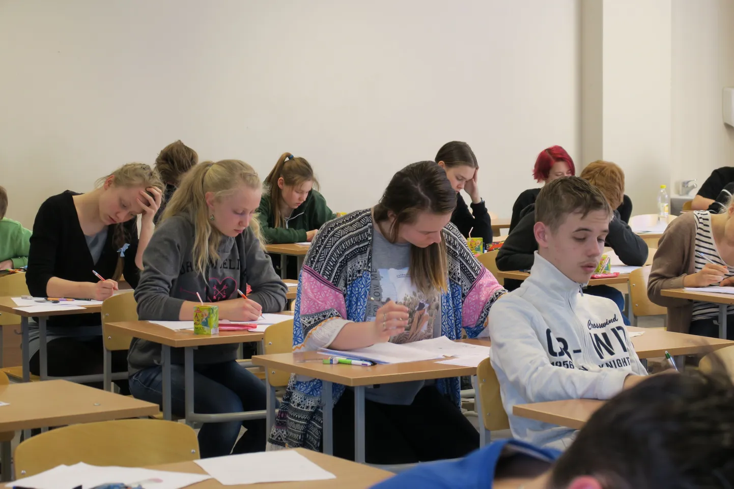 Noored matemaatikud olümpiaadil ülesandeid lahendamas.