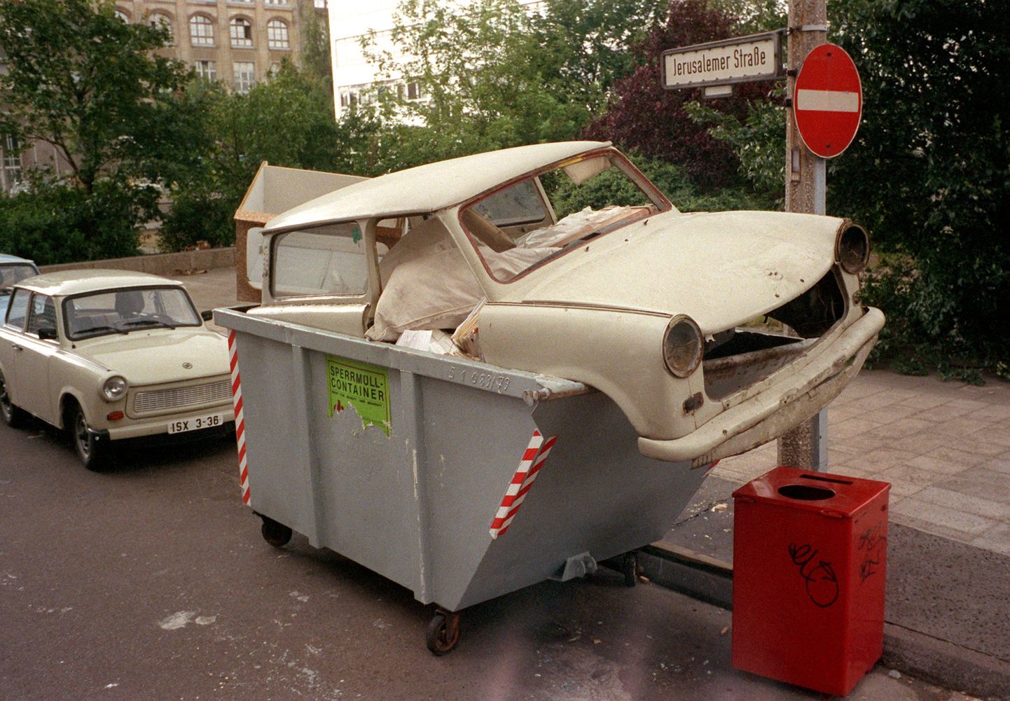 Väsinud Trabant Ida-Berliini prügikonteineris 1990ndatel aastatel.