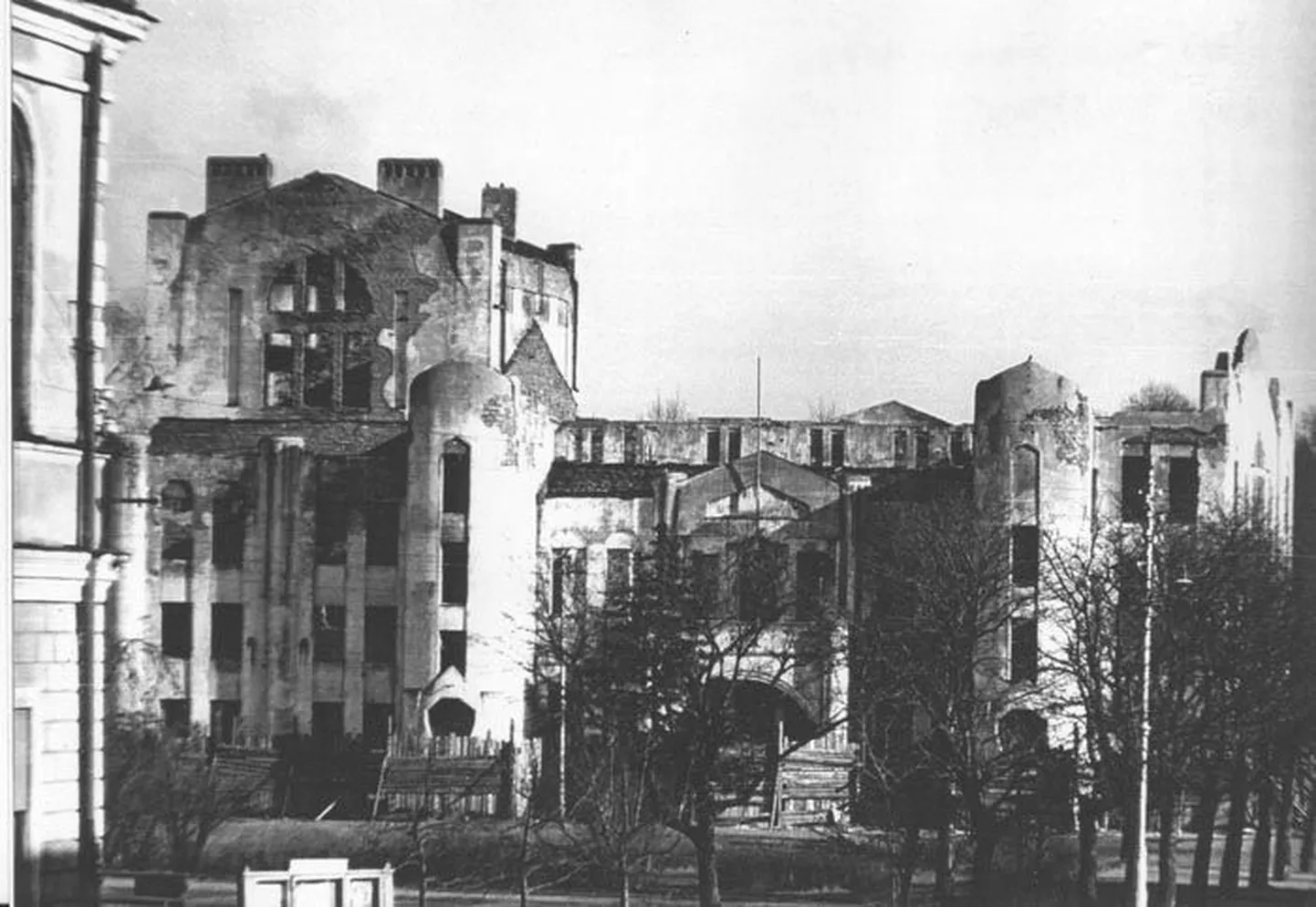 Endla varemed 1961. aastal. Andnuks ju taastada küll, aga võõrvõimule ei istunud maja rahvuslik maine.

Arhiiv