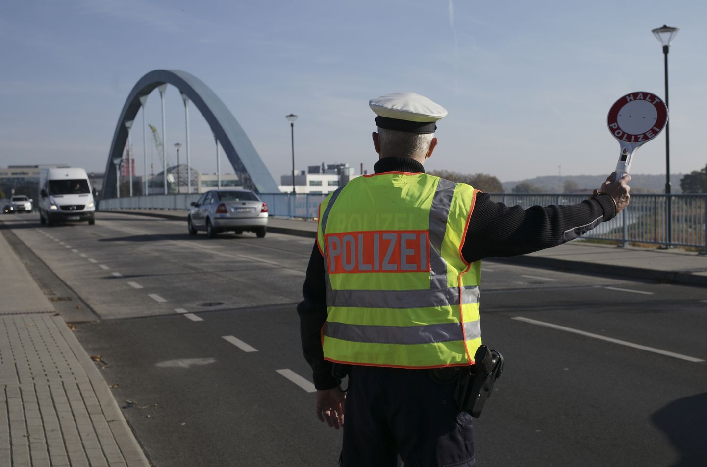 Немецкий полицейский проверяет автомобили, прибывающие из Польши во Франкфурте-на-Одере.