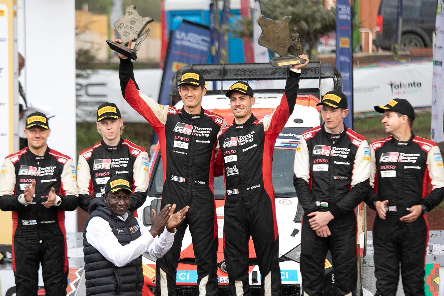 Toyota võttis Keenia MM-etapil nelikvõidu. Esimene Sébastien Ogier (vasakult kolmas), teine Kalle Rovanperä (vasakul teine), kolmas Elfyn Evans (paremalt teine) ja neljas Takamoto Katsuta (pole pildil).