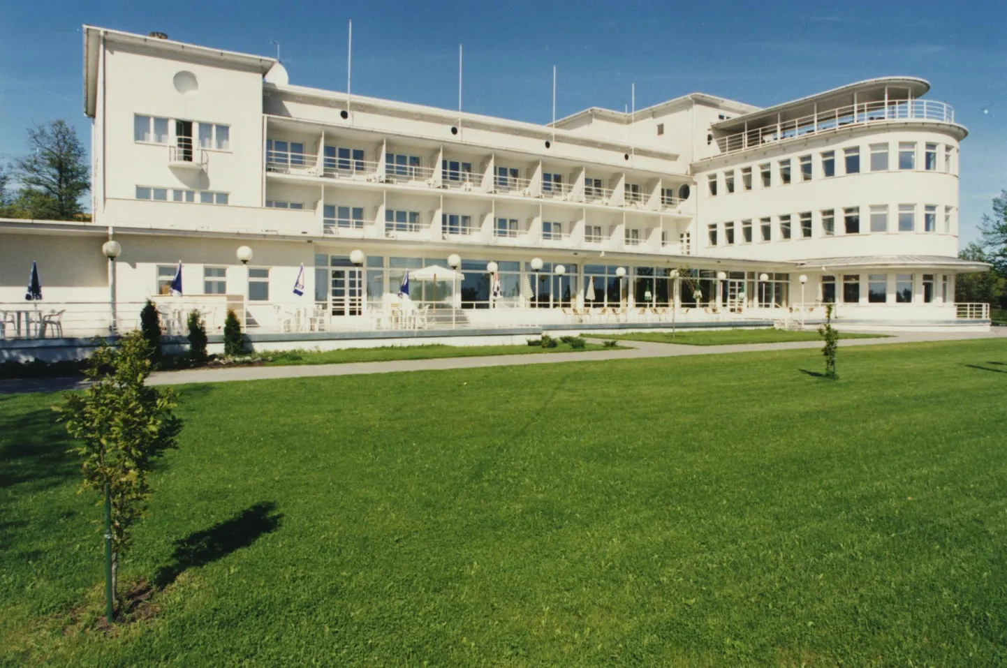 Pärnu Rannahotell on ühel või teisel moel puhkajaid teenindanud alates 1937. aastast. Avamisaastal maksis ühe voodiga tuba hotellis 3 krooni, ühe voodi ja rõduga tuba aga viiskümmend senti enamgi. FOTO: Peeter Langovits/Postimees FOTO: Peeter Langovits