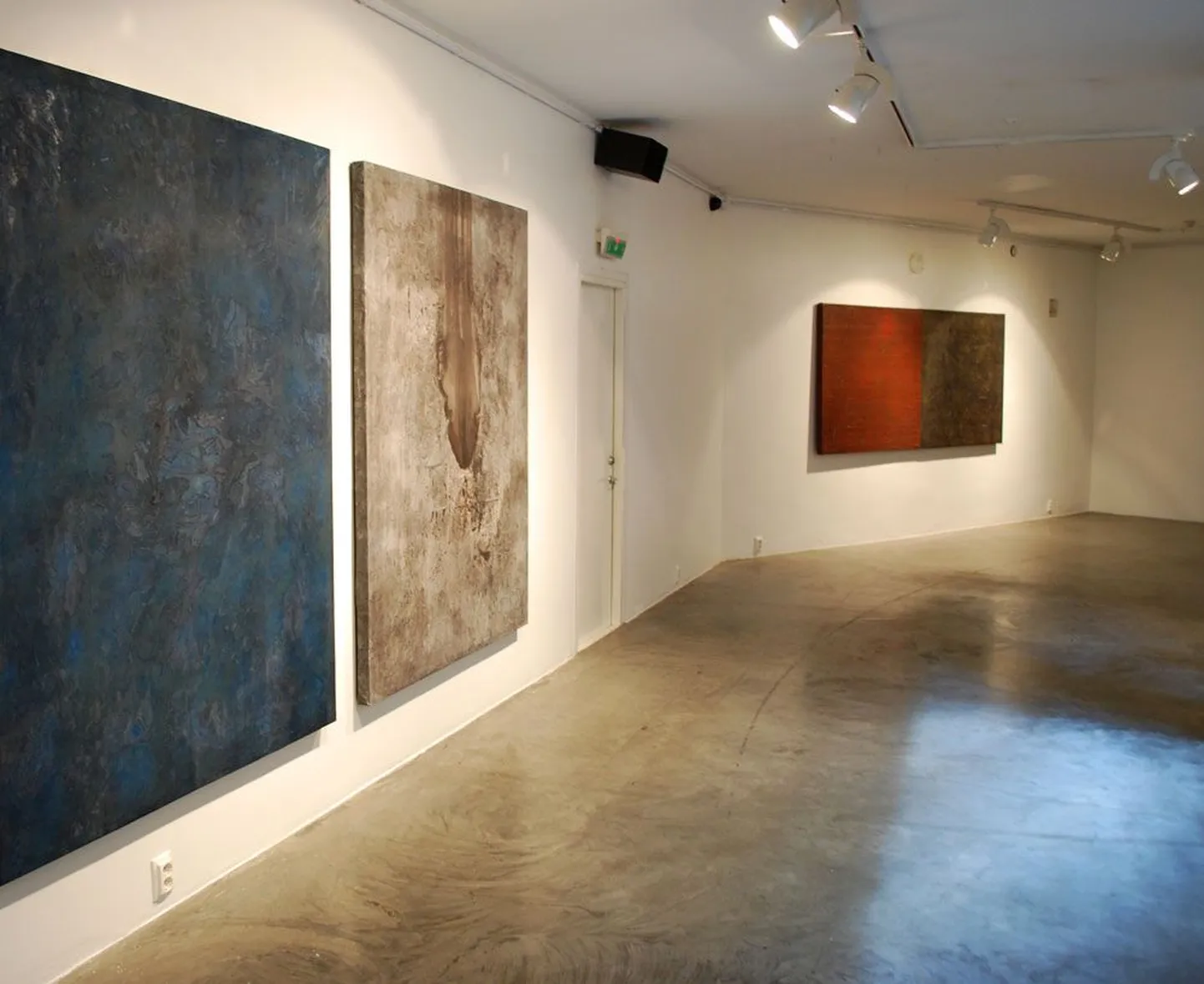 Lõputu tee ja kulgemine on Andres Koorti näituse «Tasane maal» teemad.