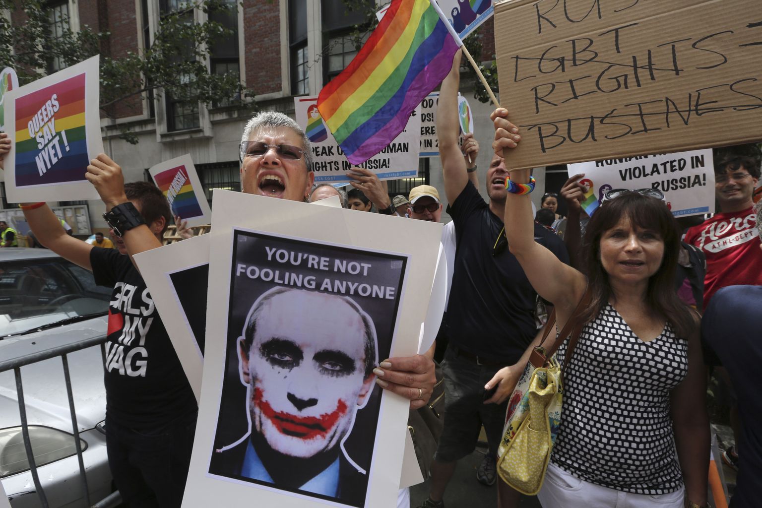 Гей-активисты митингуют у консульства РФ в Нью-Йорке, протестуя против антигейского закона, принятого в России.