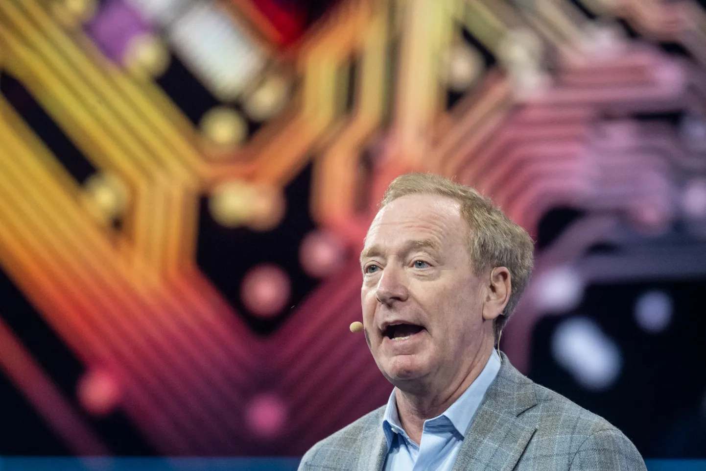 Microsofti aseesimees ja president Brad Smith peab kõne Lissabonis toimuva Web Summiti peaareenil 12. novembril 2024.