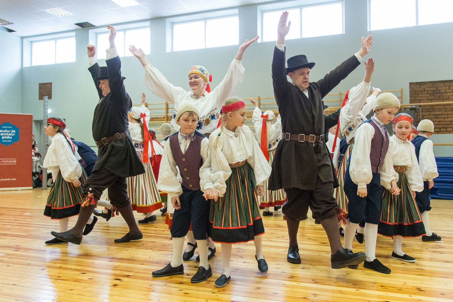 Кохтла-ныммеская семейная группа успешно прошла предварительные репетиции и пробилась на праздник танца.