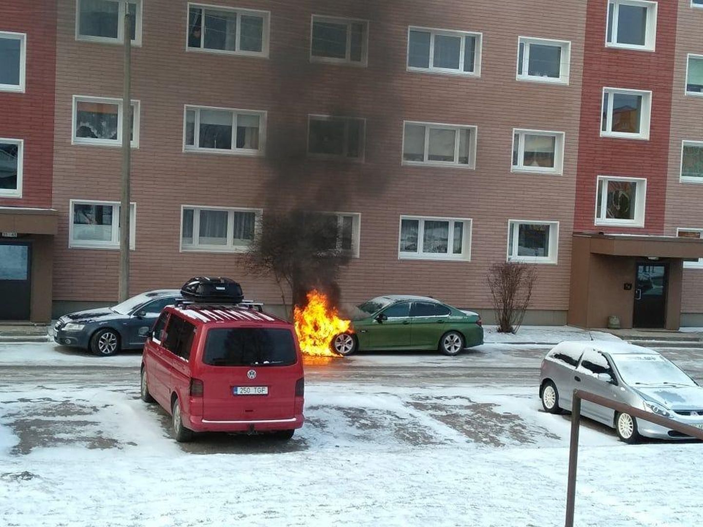 Автомобиль BMW загорелся на парковке у дома на Мяннимяэ в Вильянди.