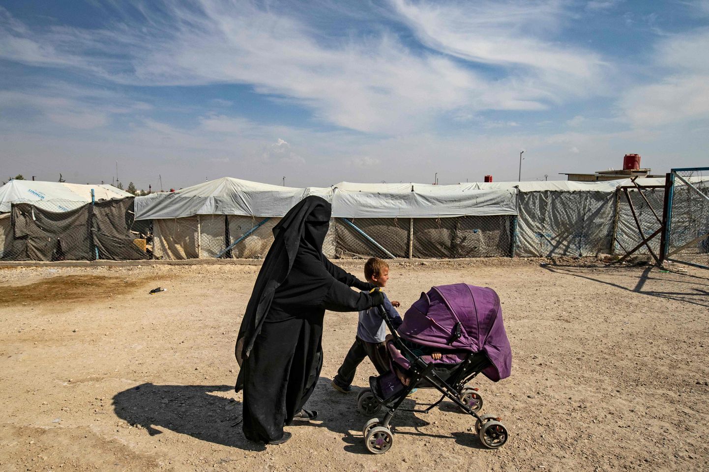 Naine jalutamas lastega al-Holi põgenikelaagris, kus viibib ka palju ISISega seotud välisriikide kodanikke.