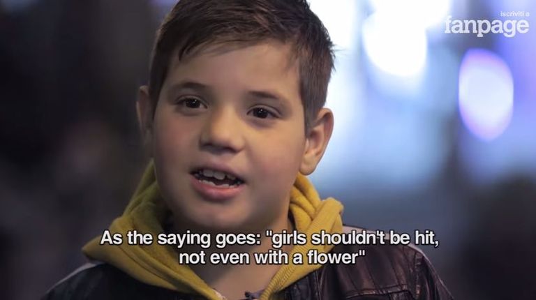Nagu öeldakse. «Tüdrukuid ei tohi lüüa, isegi mitte lillega.» (kuvatõmmis videost)