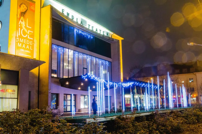 Valgusinstallatsioon Pärnus Endla teatri ees.