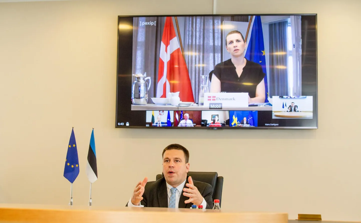 Jüri Ratas eilsel virtuaalülemkogul ning monitorilt teda kuulamas nn ihnesse nelikusse kuuluva Taani peaminister Mette Frederiksen.