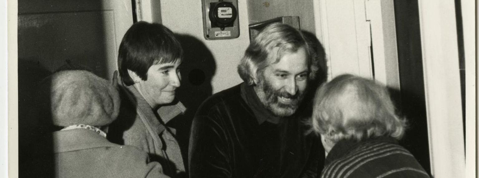 Tiia Toomet ja Jaan Kaplinski Betti Alveri 80. sünnipäevalt Tartus 23.11.1986. Foto: A. Lõhmus. EKM EKLA, B-192:53