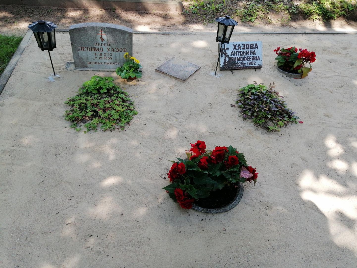 Hiie kalmistule on maetud aastatel 1947–1955 teeninud Viljandi õigeusu kiriku vaimulik Leonid Hazov koos abikaasaga. Nende poega sinna matta ei lubatud.