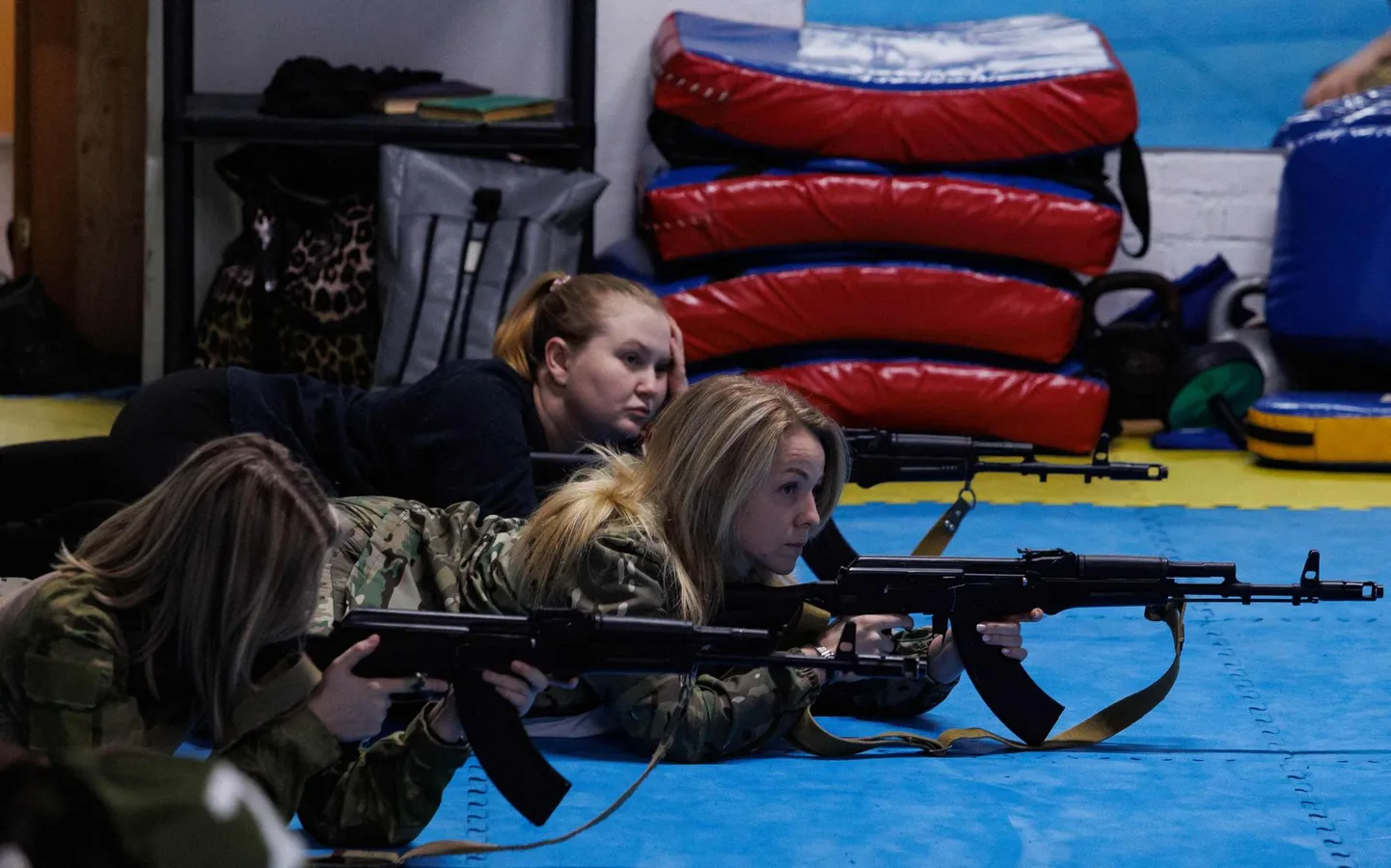 Уральские женщины из отрядов самообороны упражняются в стрельбе в одном из тиров Екатеринбурга.