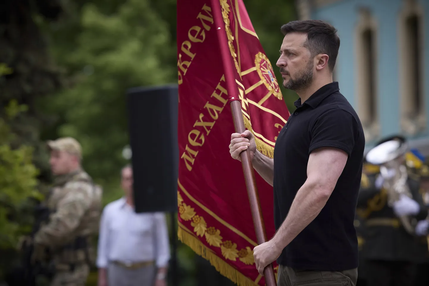 Ukraina president Volodõmõr Zelenskõi autasustab  jalaväelasi.