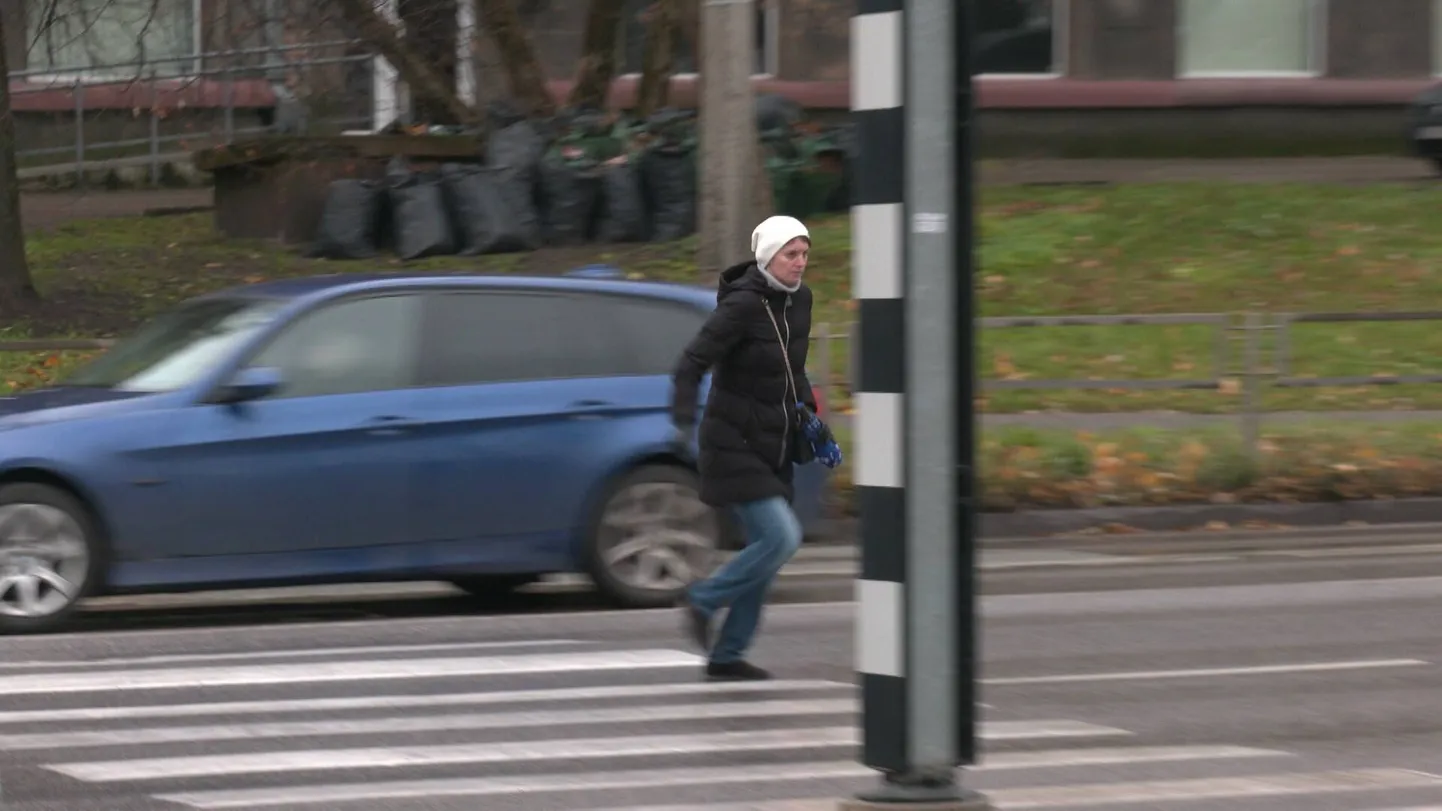 Жители Ильгюциемса много лет вынуждены ходить через  опасный пешеходный переход