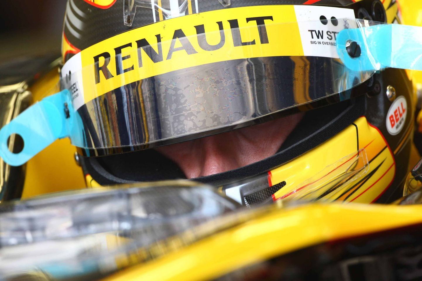 Robert Kubica Renault vormel-1 masina roolis.