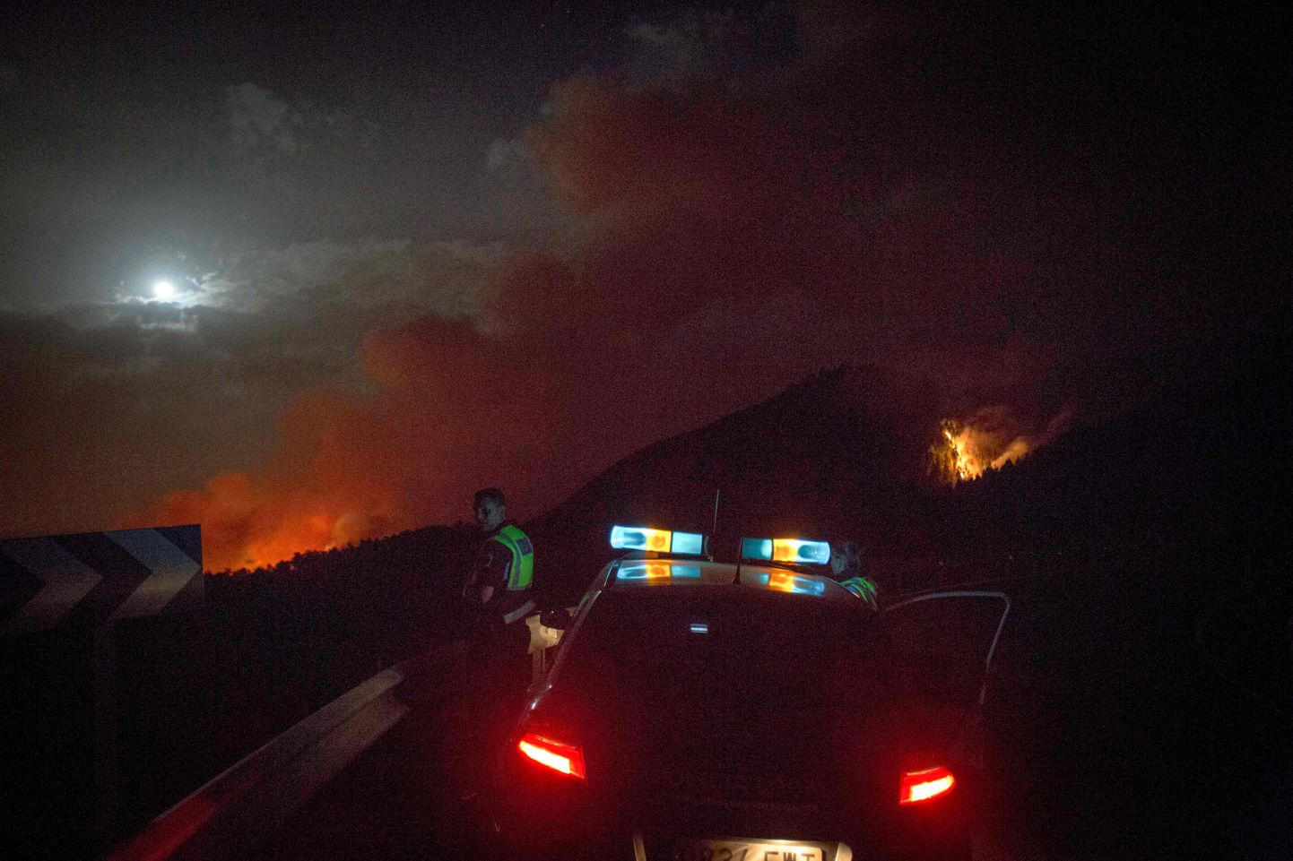 Politsei tõkestamas uue põlengu tõttu teed Valleseco piirkonnas.