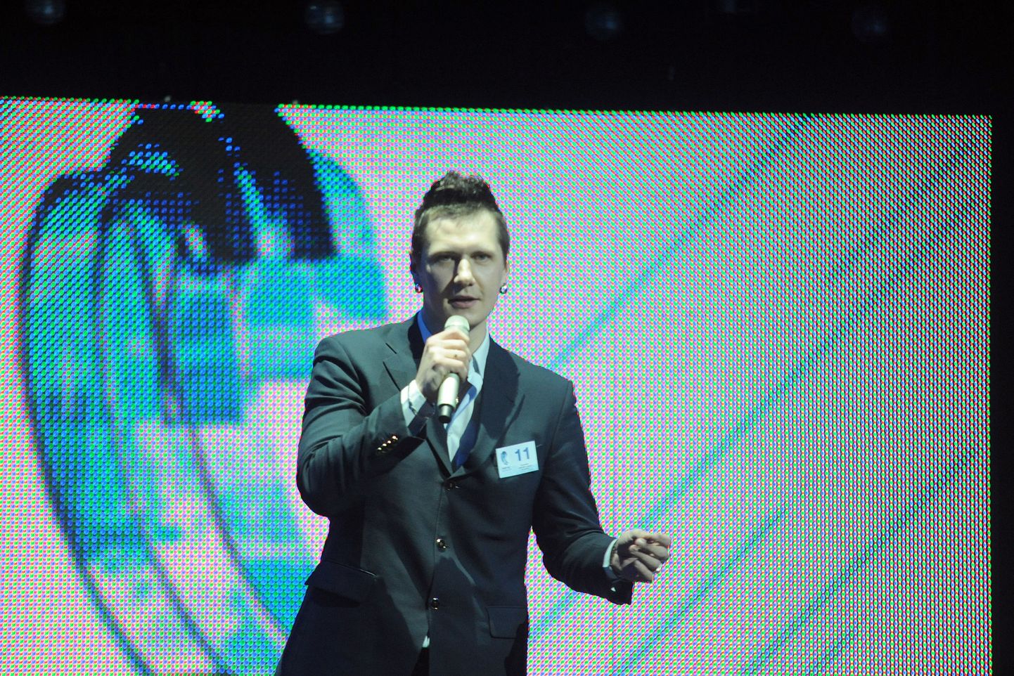 Dziedātājs Johnny (Jānis Lemezis) piedalās starptautiskajā jauno izpildītāju konkursa "Jaunais vilnis" atlases kārtā. 2013. gads.