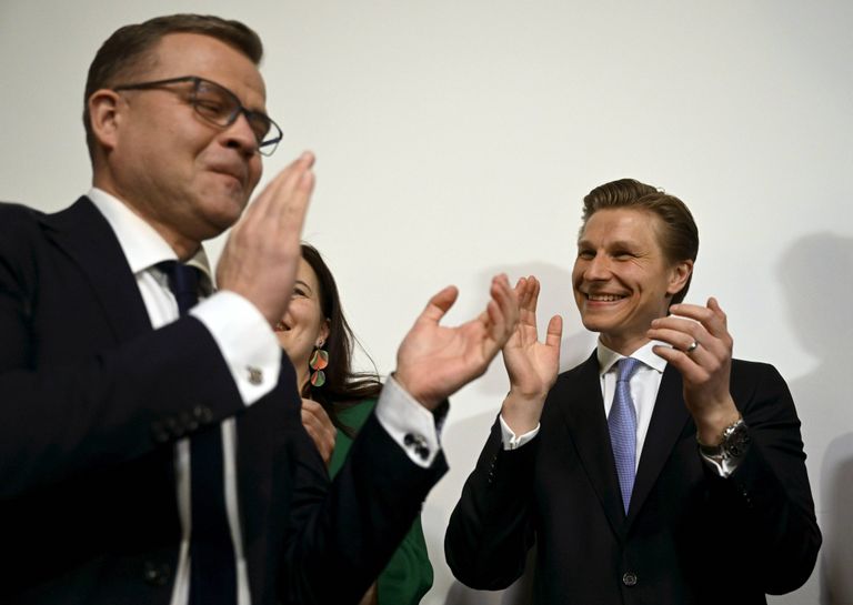 Министр обороны Финляндии Антти Хакканен (справа) радуется вместе с премьером Петтери Орпо накануне выборов, которые привели политиков к власти, Хельсинки, Финляндия, 2 января 2023 года.