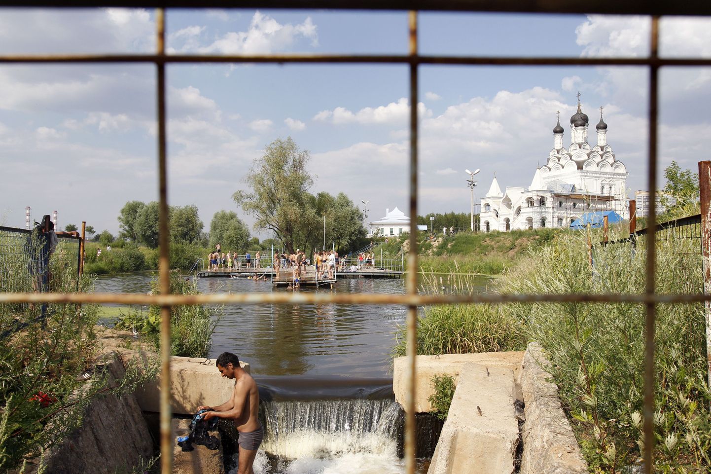 Migrandist tööline Moskvas Jausa jões pesu pesemas. Tadžikkide Venemaal teenitud raha annab suure panuse nende kodumaa majandusse.