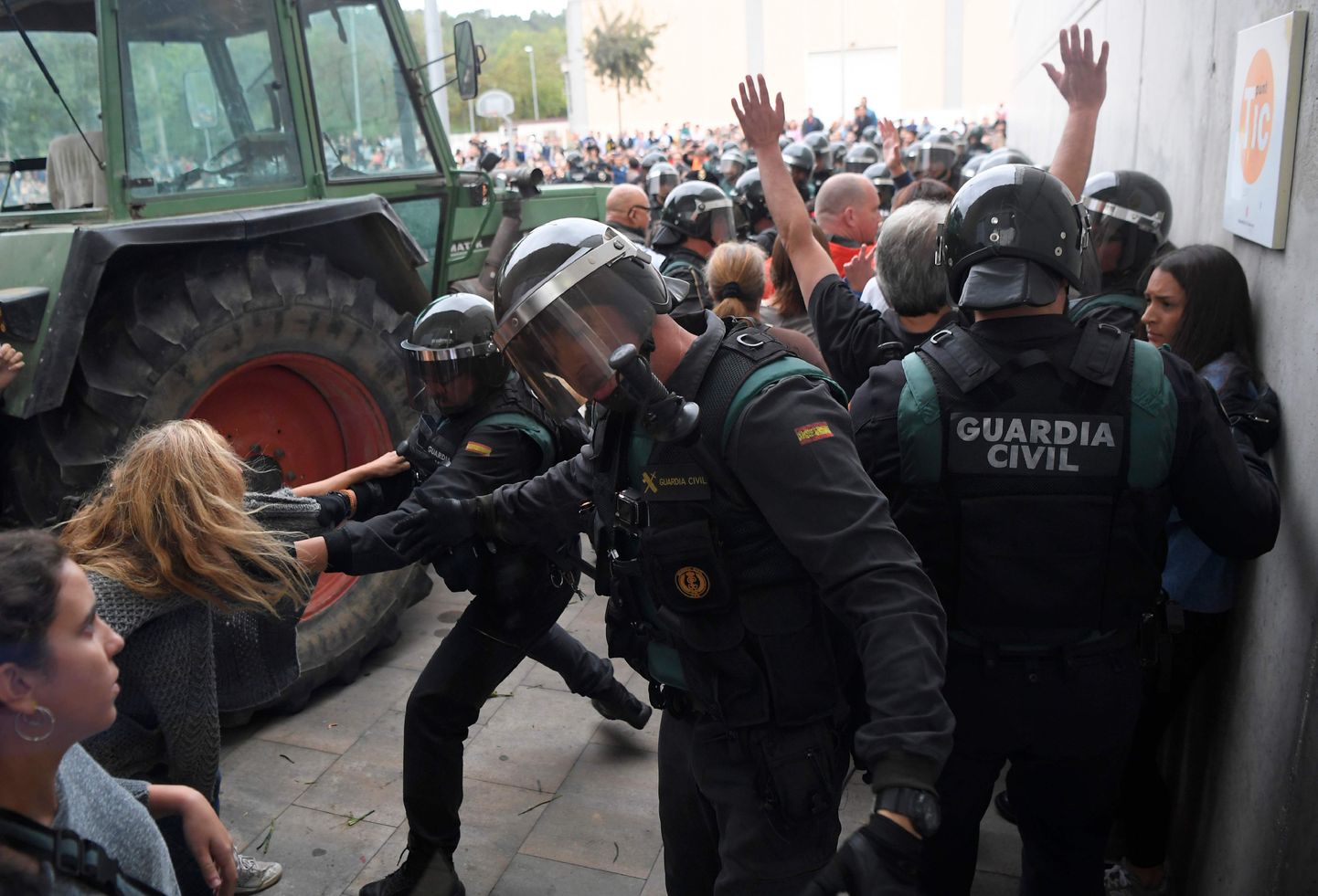 Испанская полиция нападает на каталонцев.