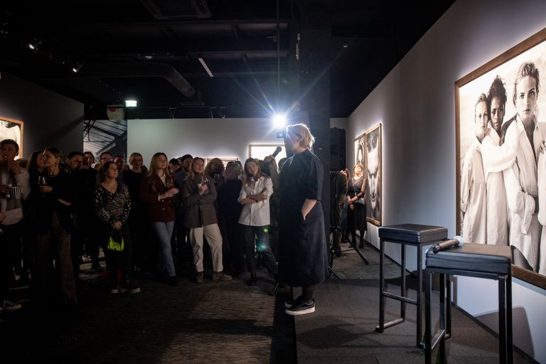 Открытие выставки работ Питера Линдберга в Fotografiska. На стене справа - знаменитый снимок в белых рубашках.