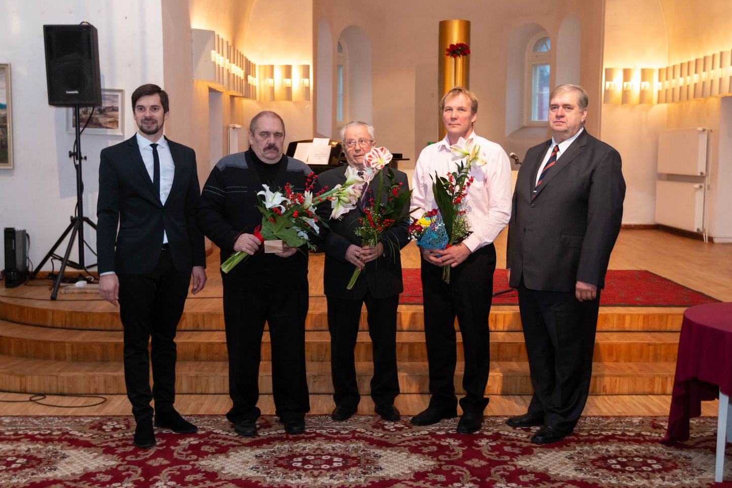 Vallavanem Maido Ruusmann, Tõrva valla aasta isa 2018 Urmas Kivit koos nominentide Väino Vallandi ja Marko Ilissoniga ning vallavolikogu esimees Enn Mihailov.