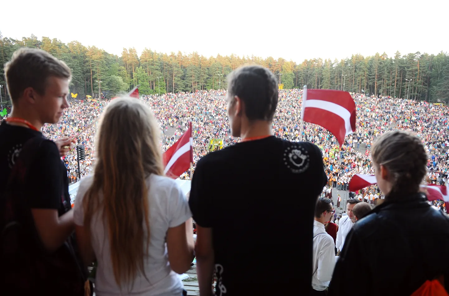 Svētku dalībnieki pēc XI Latvijas skolu jaunatnes dziesmu un deju svētku noslēguma koncerta "Manā dziesmā tu..." Mežaparka Lielajā estrādē 2015. gada vasarā.