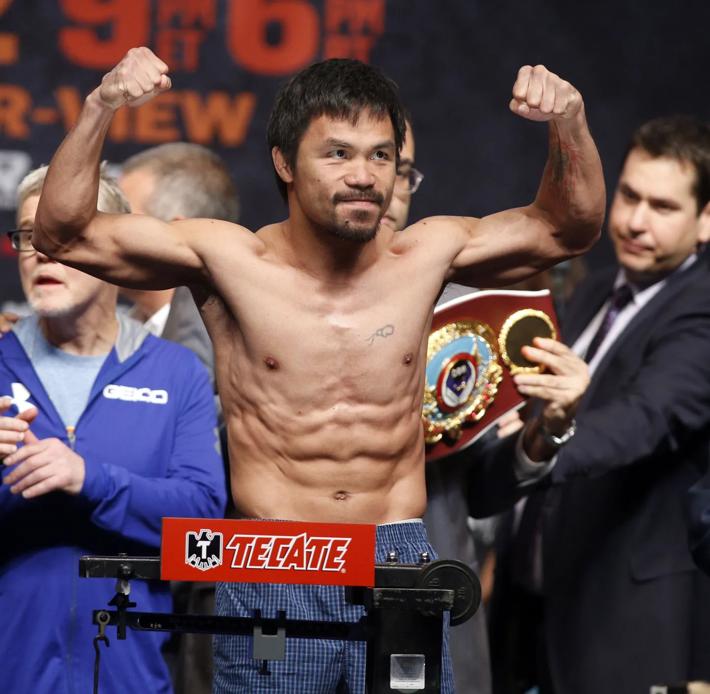 Eesti aja järgi ööl vastu pühapäeva peetakse Las Vegases oodatud poksimatš, kus kergkeskkaalus lähevad vastamisi ameeriklane Floyd Mayweather jr ja filipiinlane Manny Pacquiao. Eile toimus Las Vegases ka matši ametlik kaalumine. Kaalumist oli vaatamas 11 500 inimest ning piletid kaalumisele maksid kuni 600 USA dollarit.