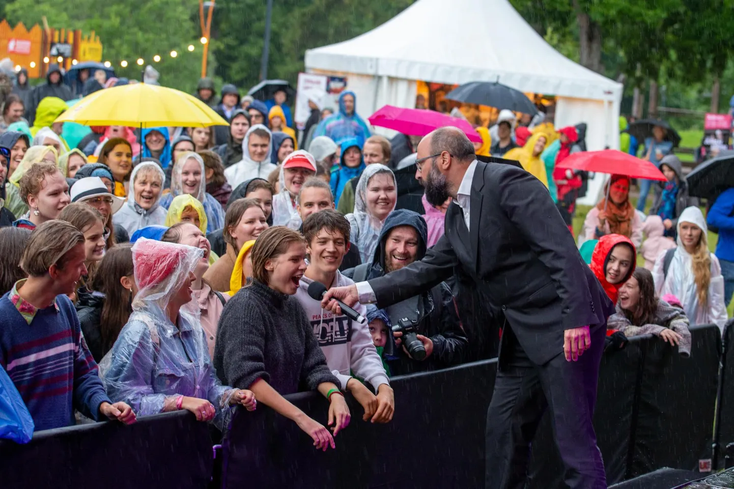 Puuluup lubas Hiiu kanneldel ette kanda vaid oma parimad lood ning lisaks sellele, et pidas sõna, andis võimaluse sõna sekka öelda publikul. Pildil mikrofoniga pool Puuluubist ehk Marko Veisson.