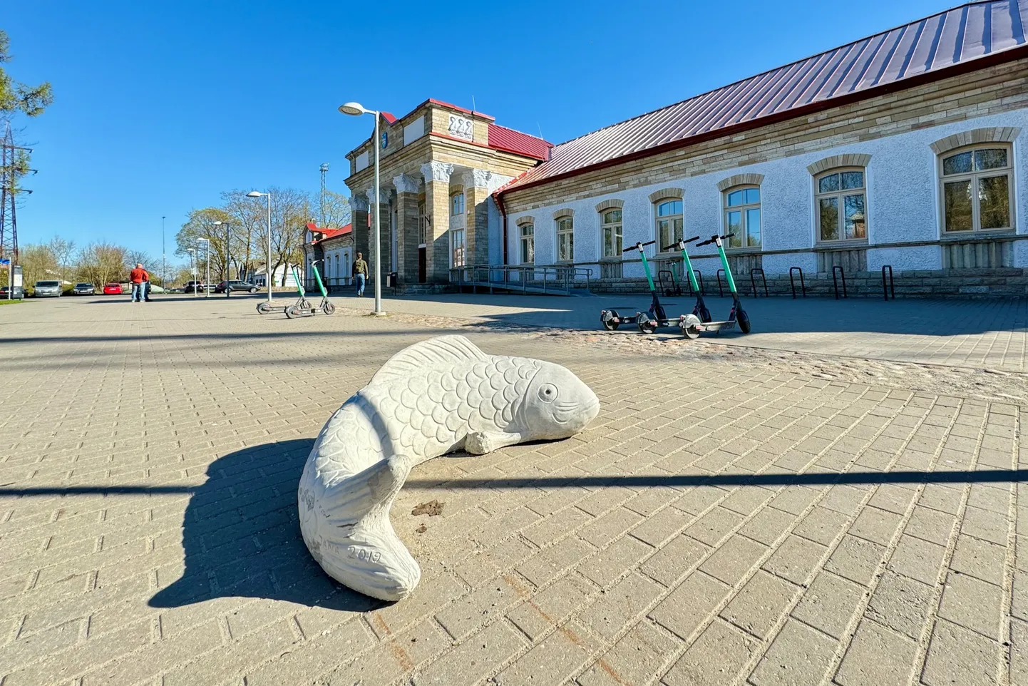 Оставшаяся в одиночестве бетонная рыба у Нарвского вокзала.