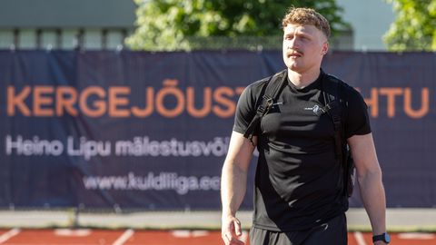 VIDEO JA PILDIGALERII ⟩ Ida-Virumaale jõudnud maailmarekordimees tegi Jõhvi staadionil soojendustrenni
