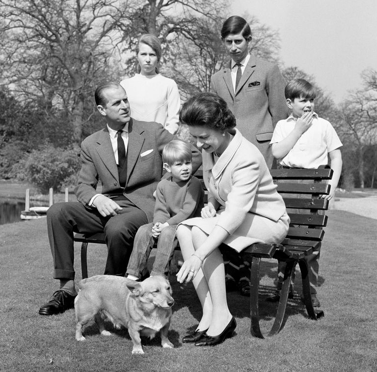 Elizabeth II ja prints Philip oma laste ja ühega koertest 1968. aastal