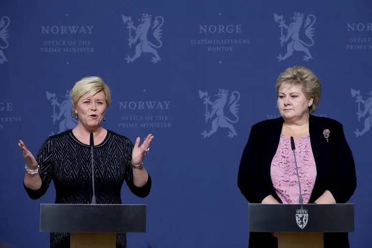 Norra rahandusminister Siv Jensen (vasakul) ähvardab enda juhitava parempopulistliku Progressipartei viia välja peaminister Erna Solbergi (paremal) valitsusest.