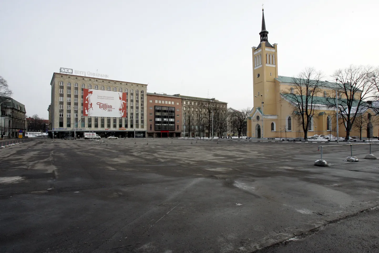 2007. aastal jäi vabariigi aastapäeva paraad külma ilma tõttu ära. Tänavu nii minna ei tohiks ja ka väljak on saanud värske väljanägemise.
